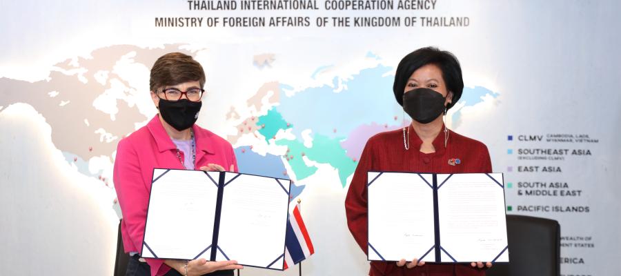 Dr. Angela Macdonald, Australian Ambassador to Thailand, and Mrs. Ureerat Chareontoh, Director-General of Thailand International Cooperation Agency (TICA), sign transport cooperation agreement