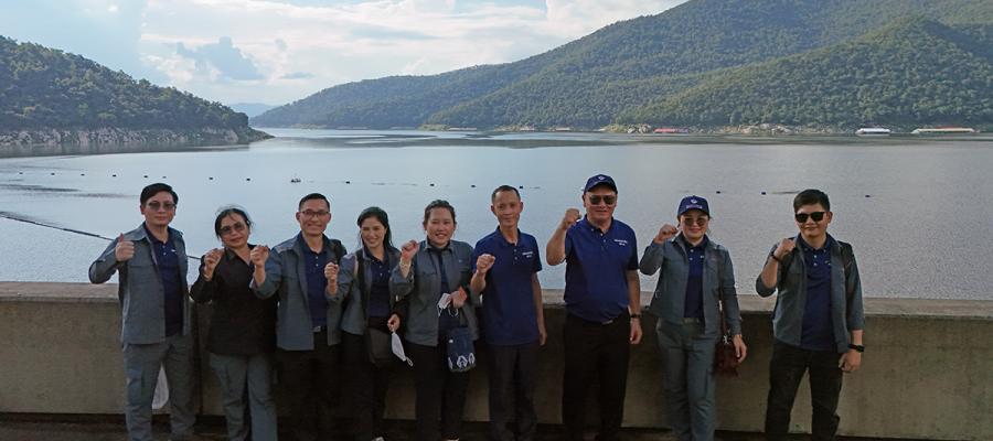 Laos delegates on a study tour to Thailand's Bhumibol dam